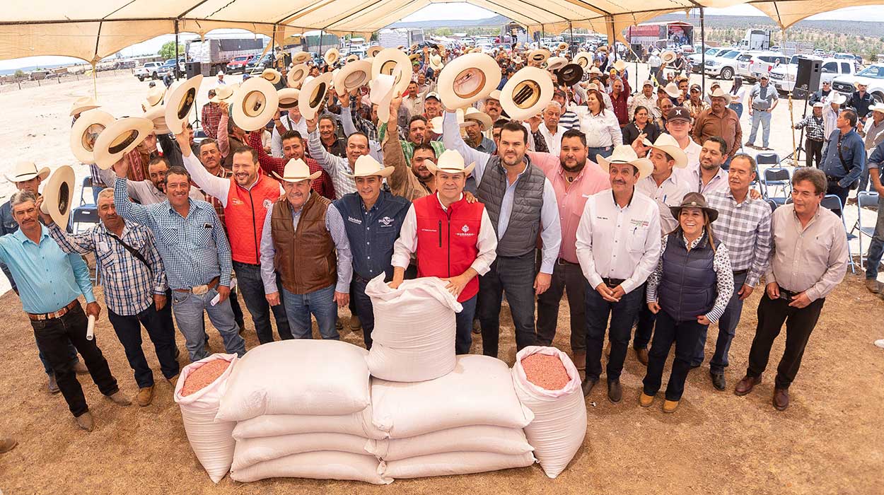 Llegan a la sierra con Esteban y Toño toneladas de avena forrajera