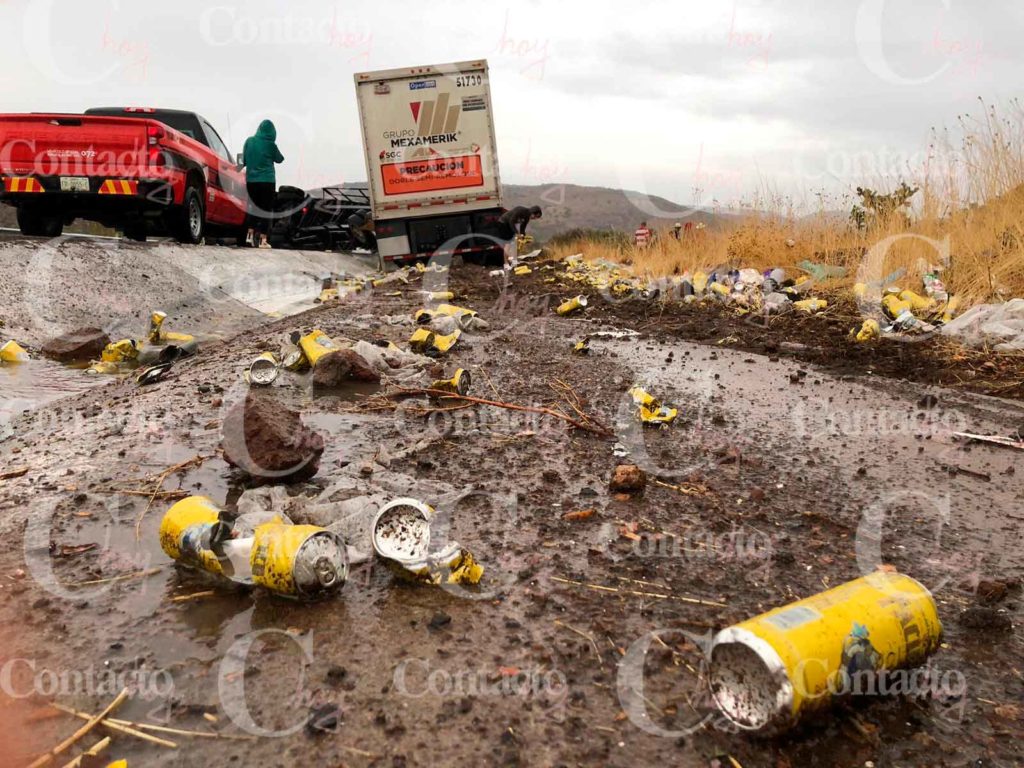 Vuelca tráiler cargado con cerveza habitantes del norte de la ciudad