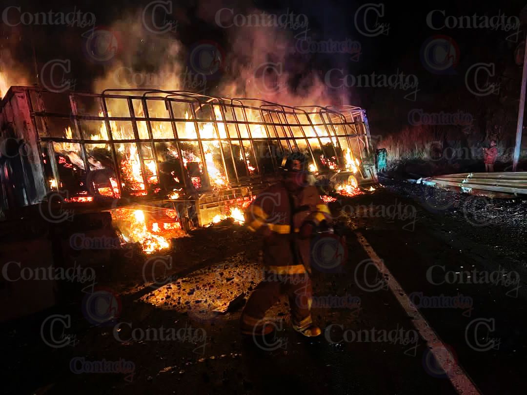 Tr Gico Choque En La Durango Mazatl N Tr Ileres Se Incendian Y Dejan