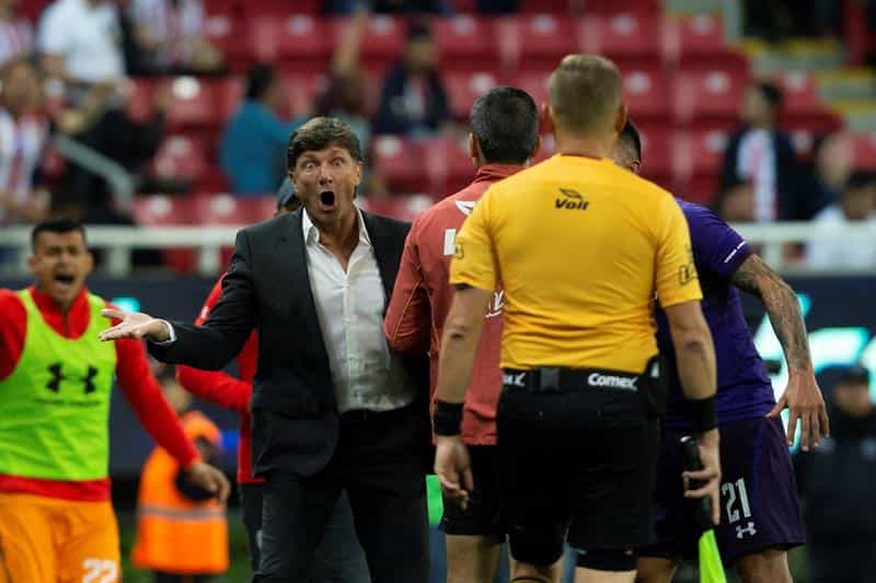 RECLAMO airado de Hernán Cristante no sirvió para evitar la derrota arbitral.