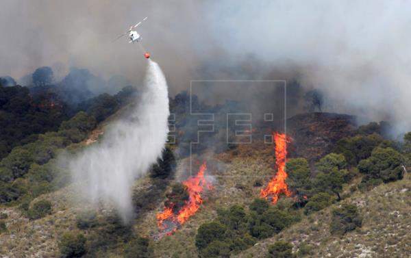 Los incendios amenazan zonas pobladas en la provincia ...