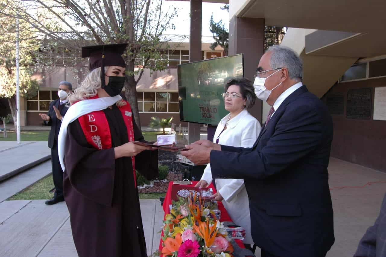 Rector de la UJED entrega cartas