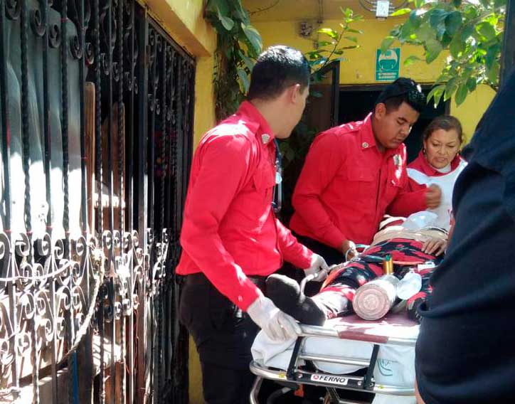 Reviven bomberos a una joven mujer | Contacto Hoy