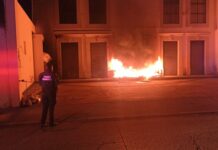 Pirómano prendió fuego a basura y causó varios daños en un local