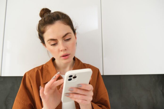 Mujer usando celular-compressed