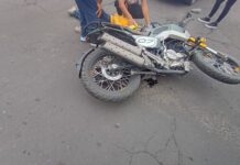 Conductora de un Mazda se le atravesó a un motociclista en el centro