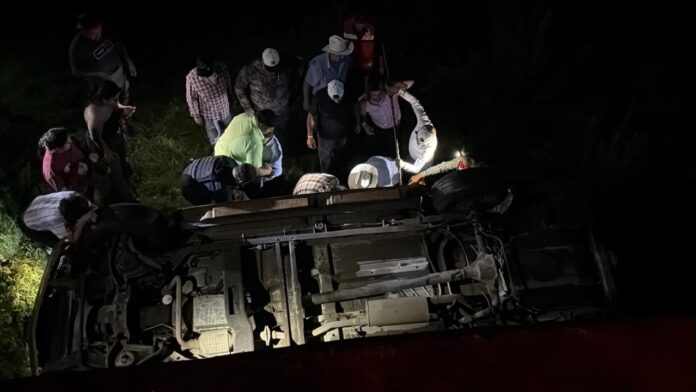 *Confirman 4 muertos y 7 lesionados tras volcadura de Suburban en Pánuco de Coronado*