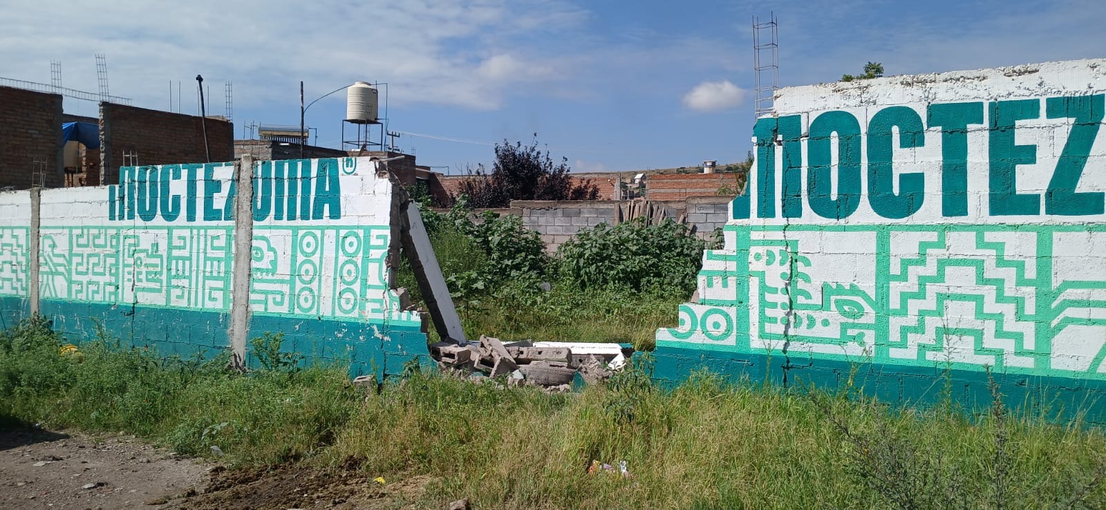 Derribaron la barda de un terreno en un choque y huyeron
