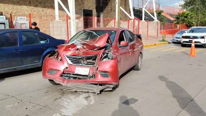 Fuerte choque dejó un Nissan con daños severos en su parte frontal - Contacto Hoy