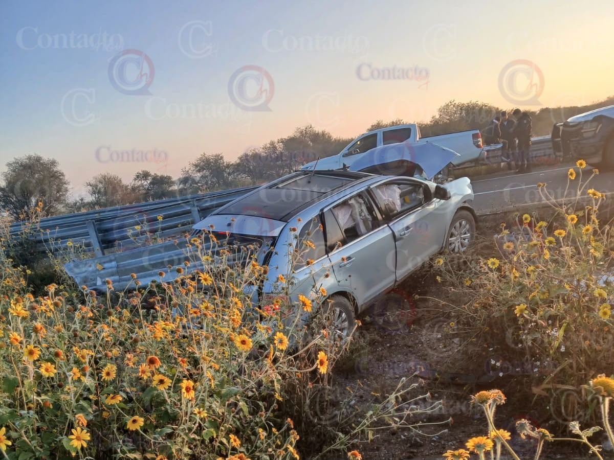 Joven mujer destruyó su camioneta al chocar contra una valla del Periférico - Contacto Hoy
